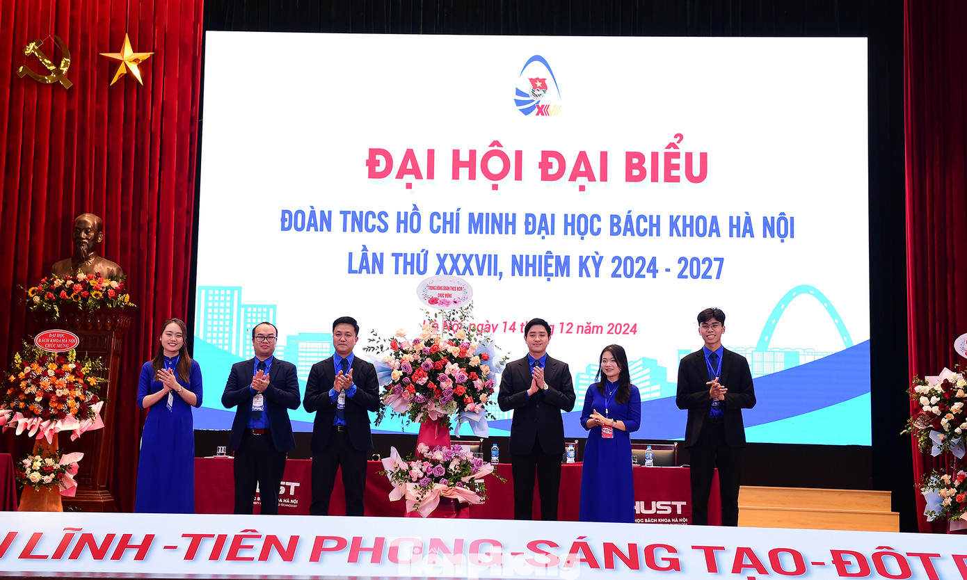 Anh Lâm Tùng tặng hoa chúc mừng thành công Đại hội. Ảnh: Xuân Tùng