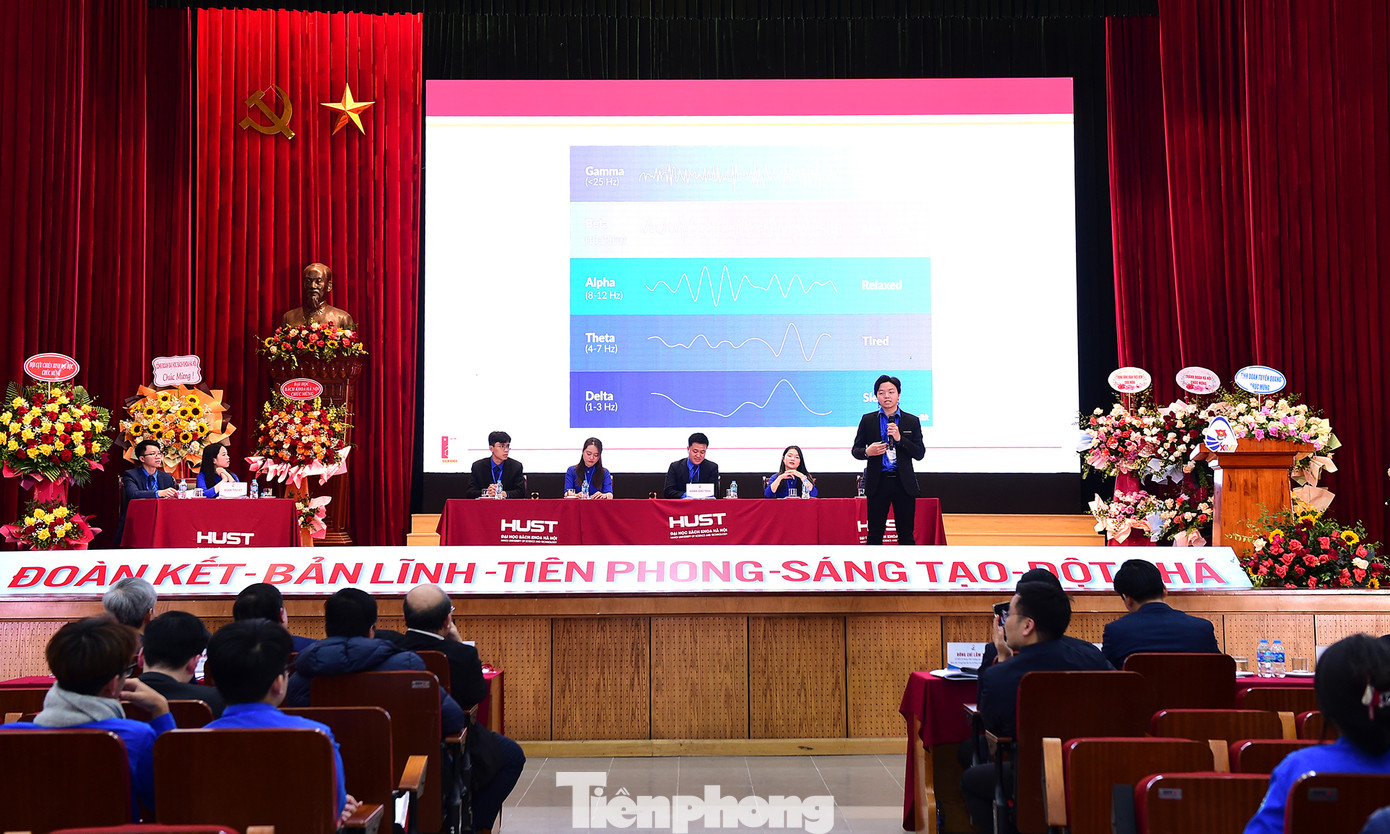 Đại biểu tham luận về chủ đề khởi nghiệp tại phiên trọng thể. Ảnh: Xuân Tùng