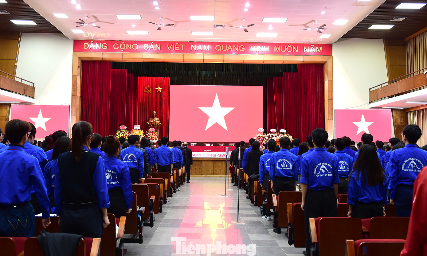 Các đại biểu tham dự phiên trọng thể Đại hội thực hiện lễ chào cờ. Ảnh: Xuân Tùng