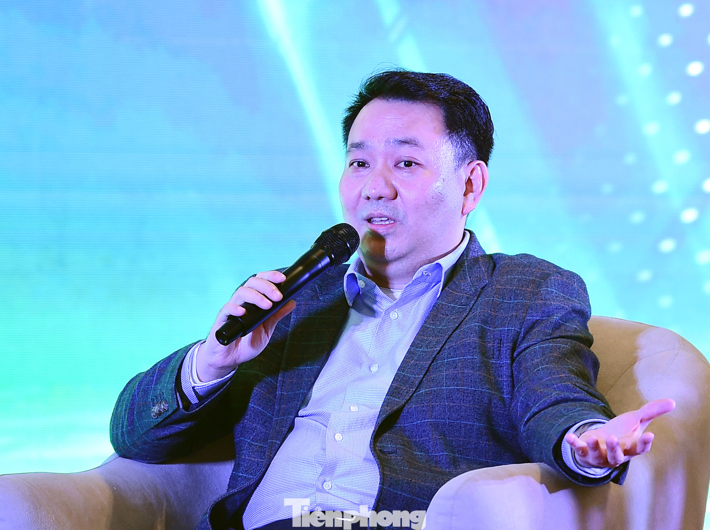 Anh Lê Trí Thông chia sẻ tại toạ đàm. Ảnh: Xuân Tùng