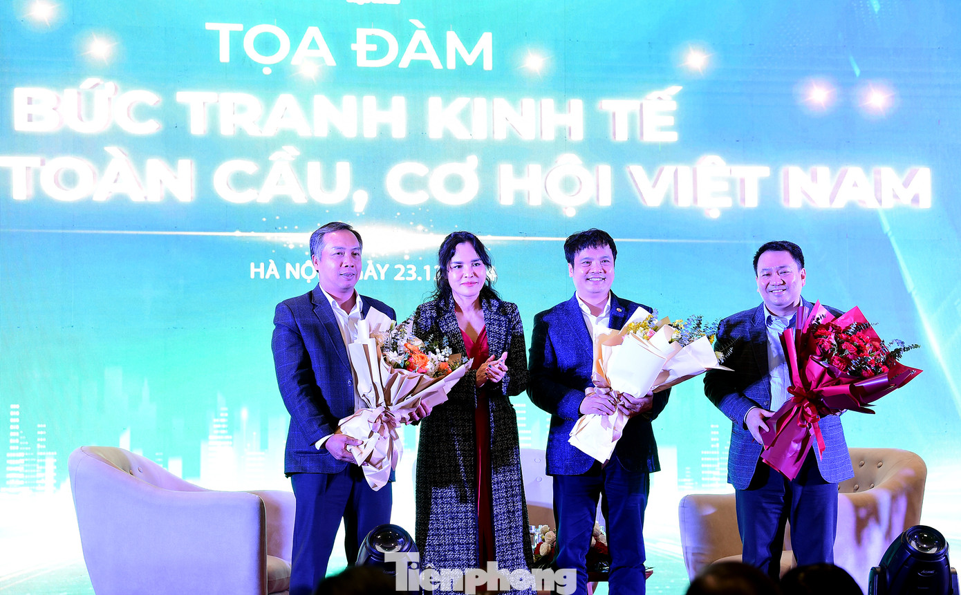 Lãnh đạo T.Ư Hội Doanh nhân trẻ Việt Nam tặng hoa các diễn giả trao đổi tại toạ đàm. Ảnh: Xuân Tùng