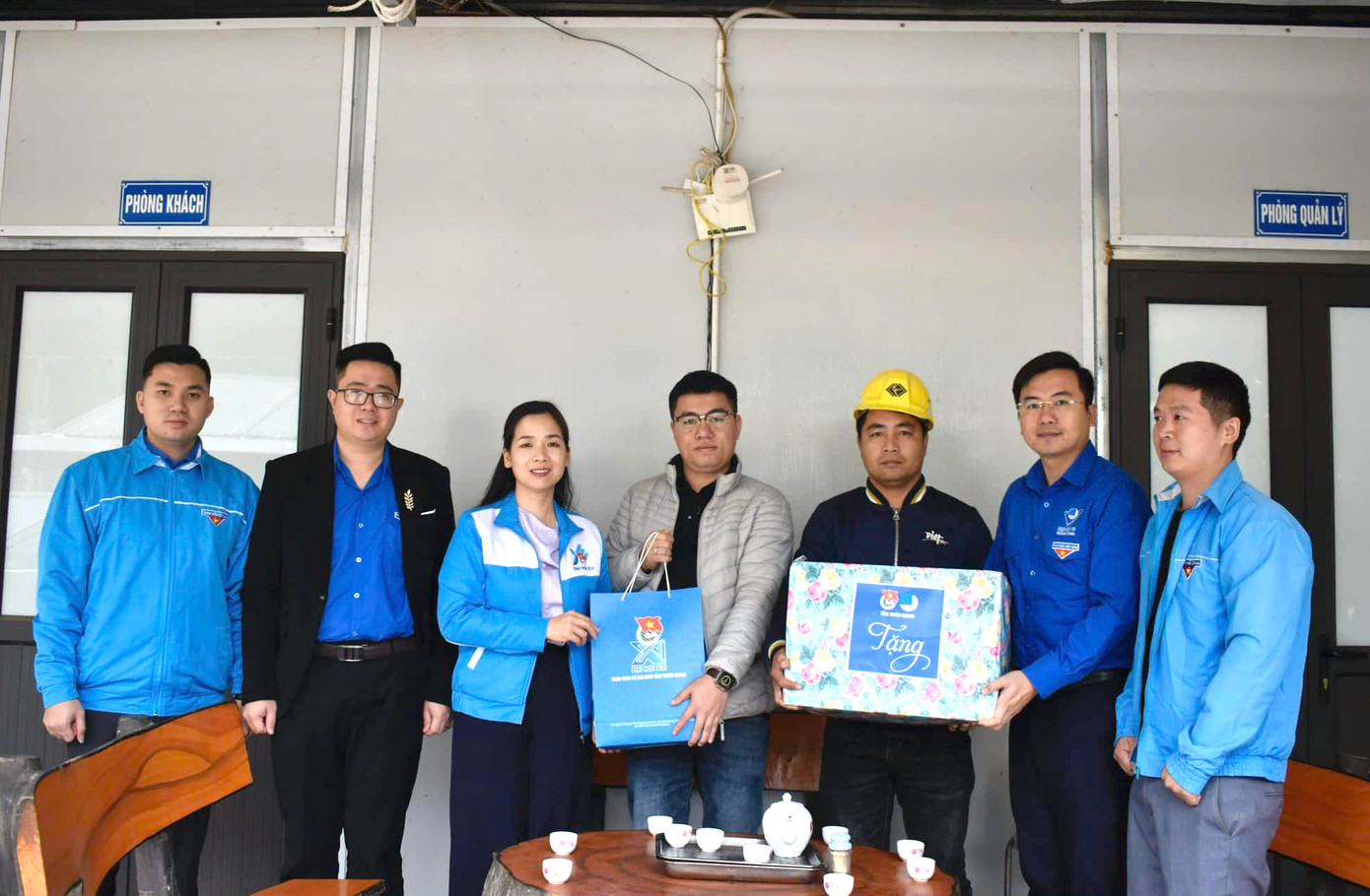 Đoàn công tác thăm hỏi, tặng quà động viên các đơn vị thi công. Ảnh: TĐTQ Đoàn công tác thăm hỏi, tặng quà động viên các đơn vị thi công. Ảnh: TĐTQ