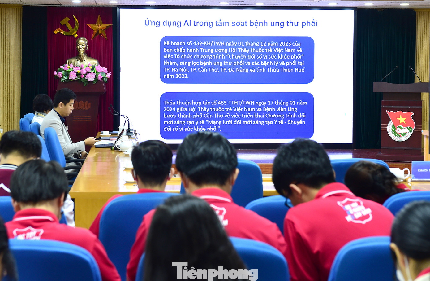 Các chuyên gia, khách mời chia sẻ về chủ đề Ứng dụng Trí tuệ nhân tạo trong y tế. Ảnh: Xuân Tùng