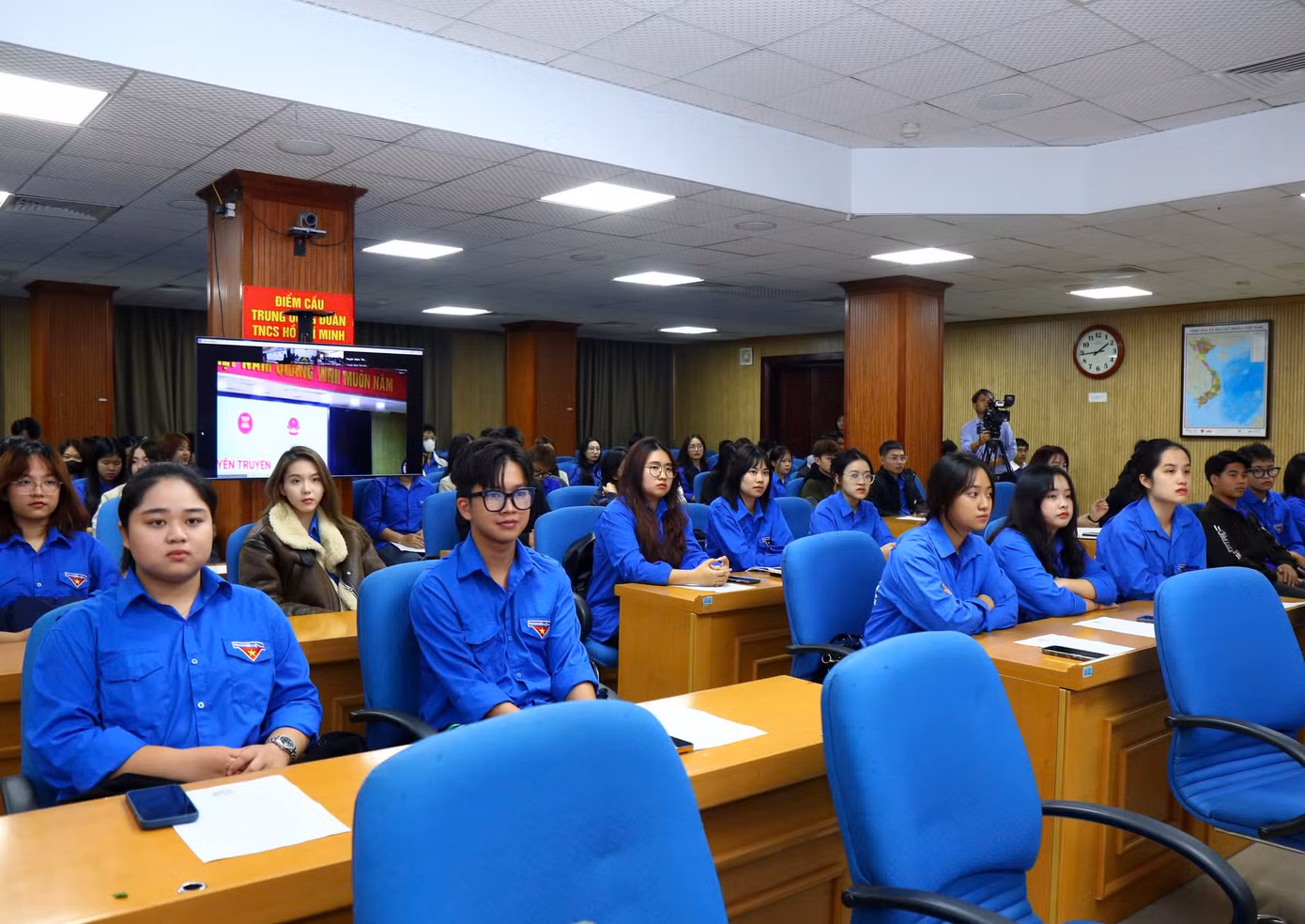 Đoàn viên, thanh niên tham dự chương trình. Ảnh: Vương Bảo Anh