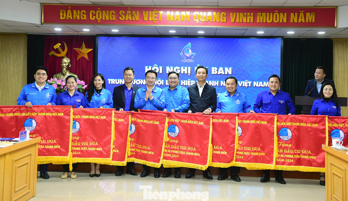 Anh Nguyễn Tường Lâm tặng cờ thi đua các tập thể có thành tích xuất sắc trong công tác Hội và phong trào thanh niên năm 2024. Ảnh: Xuân Tùng Anh Nguyễn Tường Lâm tặng cờ thi đua các tập thể có thành tích xuất sắc trong công tác Hội và phong trào thanh niên năm 2024. Ảnh: Xuân Tùng