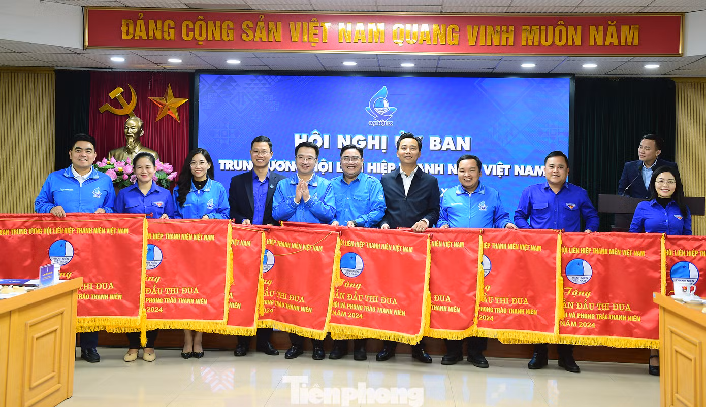 Anh Nguyễn Tường Lâm tặng cờ thi đua các tập thể có thành tích xuất sắc trong công tác Hội và phong trào thanh niên năm 2024. Ảnh: Xuân Tùng Anh Nguyễn Tường Lâm tặng cờ thi đua các tập thể có thành tích xuất sắc trong công tác Hội và phong trào thanh niên năm 2024. Ảnh: Xuân Tùng