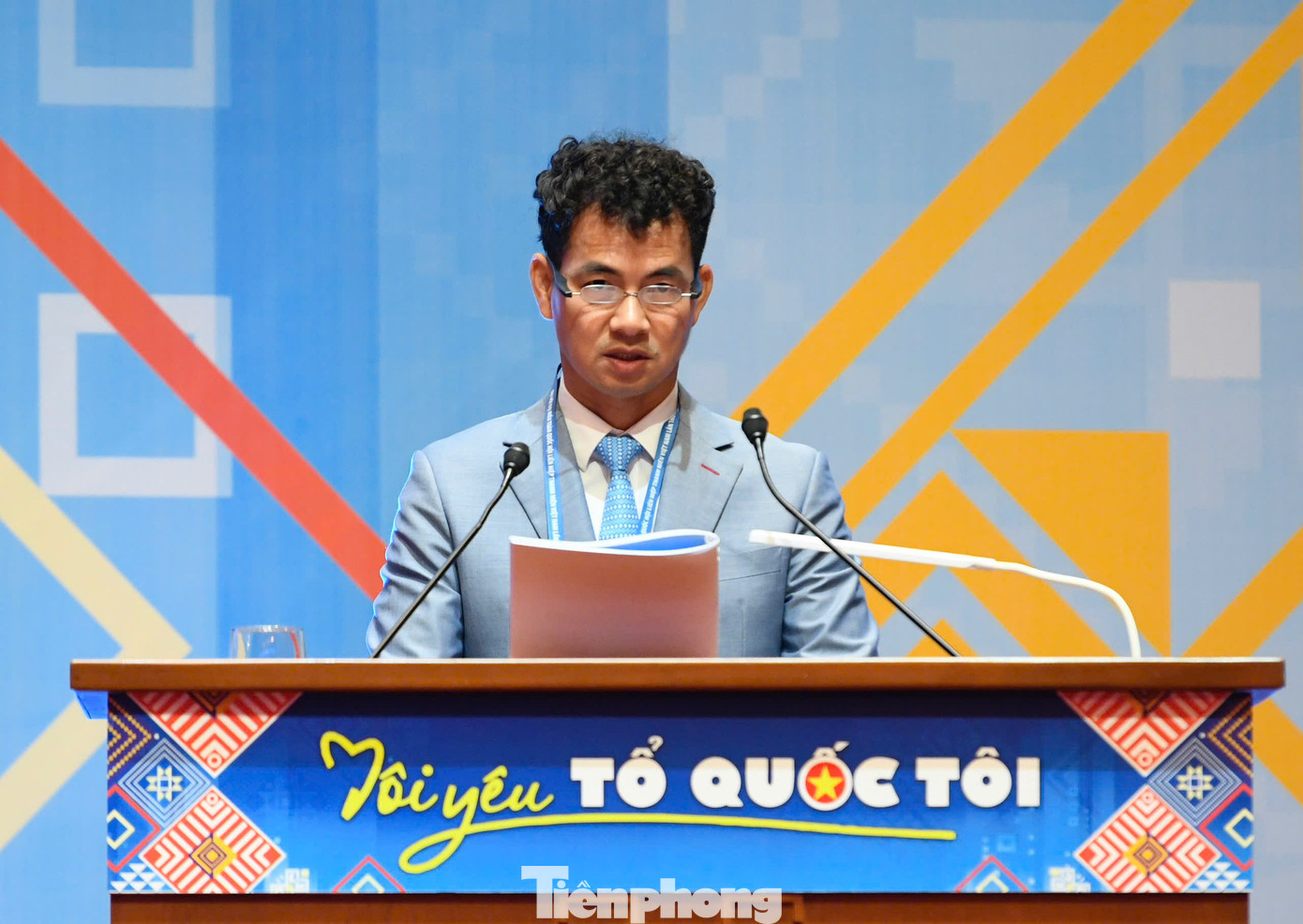 Anh Nguyễn Xuân Bắc trình bày báo cáo tình hình đại biểu dự Đại hội. Anh Nguyễn Xuân Bắc trình bày báo cáo tình hình đại biểu dự Đại hội.