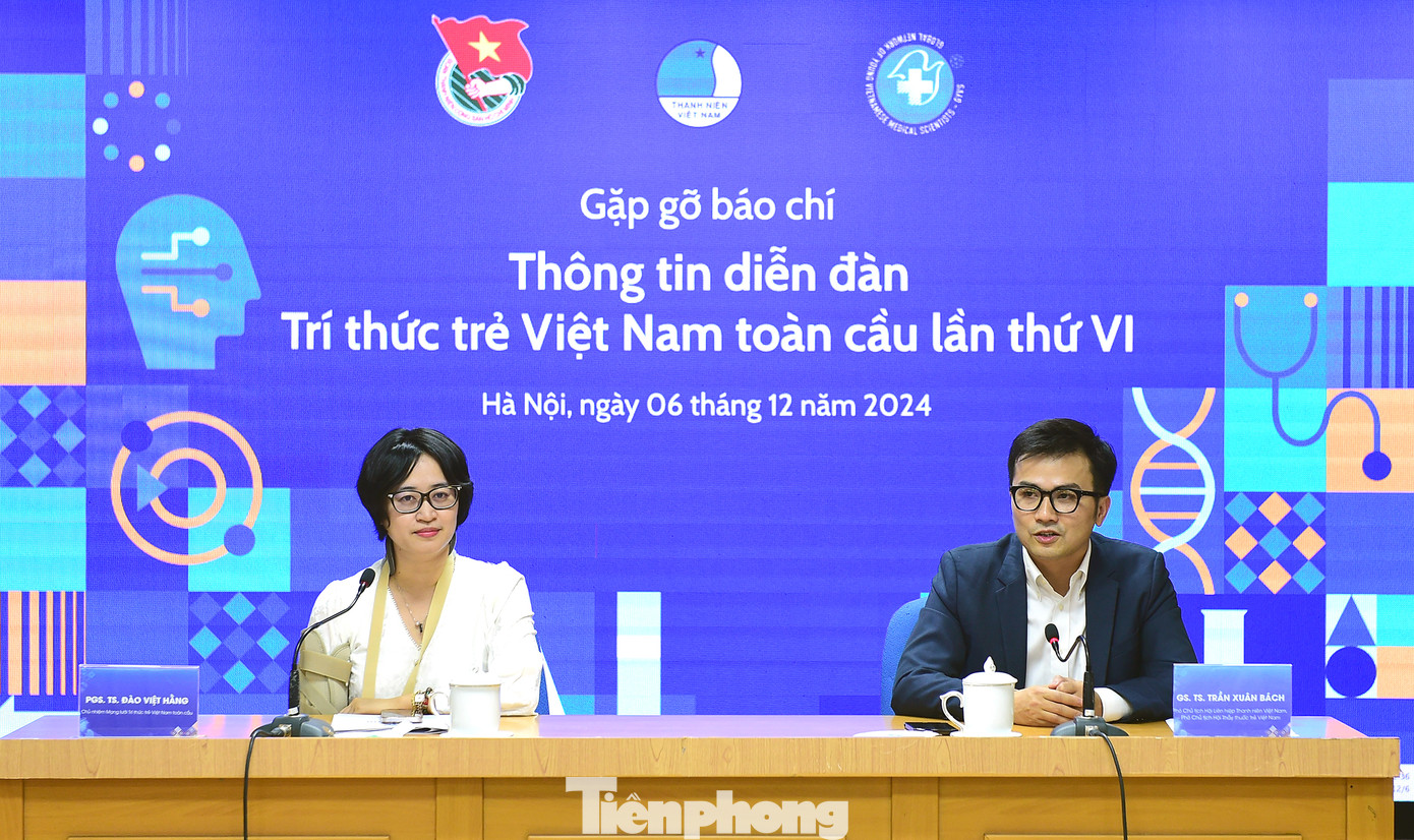 GS.TS. Trần Xuân Bách - Phó Chủ tịch T.Ư Hội LHTN Việt Nam, Phó chủ tịch Hội Thầy thuốc trẻ Việt Nam; PGS.TS. Đào Việt Hằng - Chủ nhiệm Mạng lưới Trí thức trẻ Việt Nam toàn cầu trao đổi với báo chí về Diễn đàn. Ảnh: Xuân Tùng