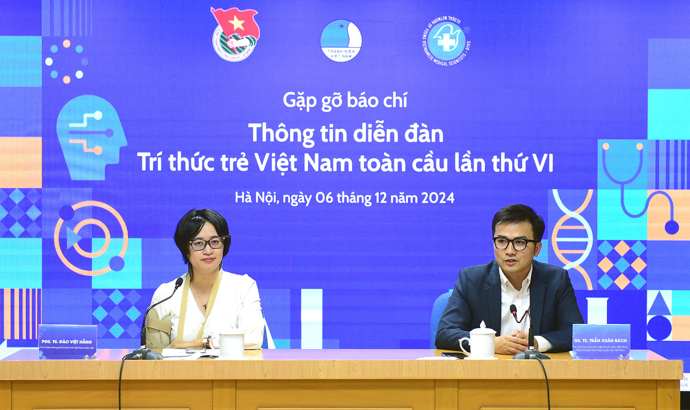 GS.TS. Trần Xuân Bách - Phó Chủ tịch T.Ư Hội LHTN Việt Nam, Phó chủ tịch Hội Thầy thuốc trẻ Việt Nam; PGS.TS. Đào Việt Hằng - Chủ nhiệm Mạng lưới Trí thức trẻ Việt Nam toàn cầu trao đổi với báo chí về Diễn đàn. Ảnh: Xuân Tùng