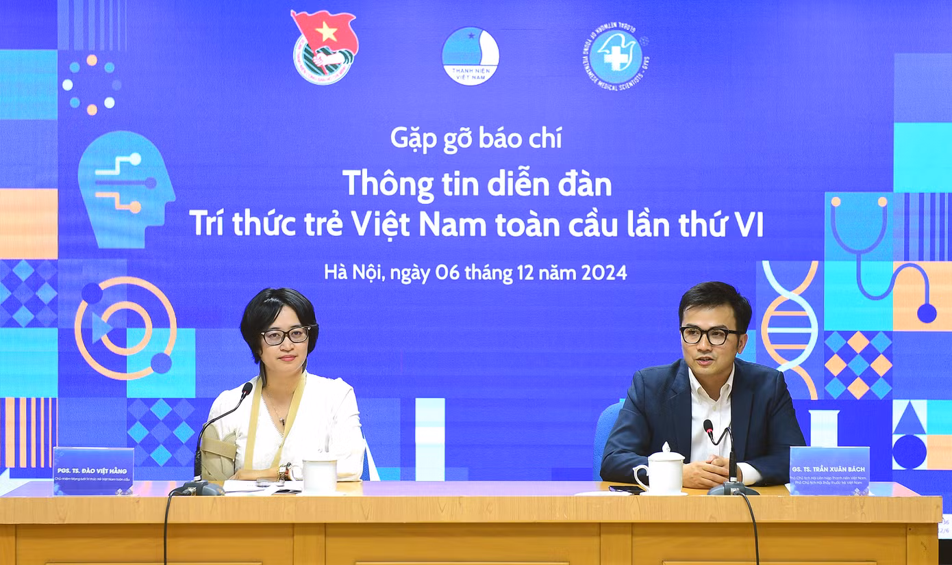 GS.TS. Trần Xuân Bách - Phó Chủ tịch T.Ư Hội LHTN Việt Nam, Phó chủ tịch Hội Thầy thuốc trẻ Việt Nam; PGS.TS. Đào Việt Hằng - Chủ nhiệm Mạng lưới Trí thức trẻ Việt Nam toàn cầu trao đổi với báo chí về Diễn đàn. Ảnh: Xuân Tùng