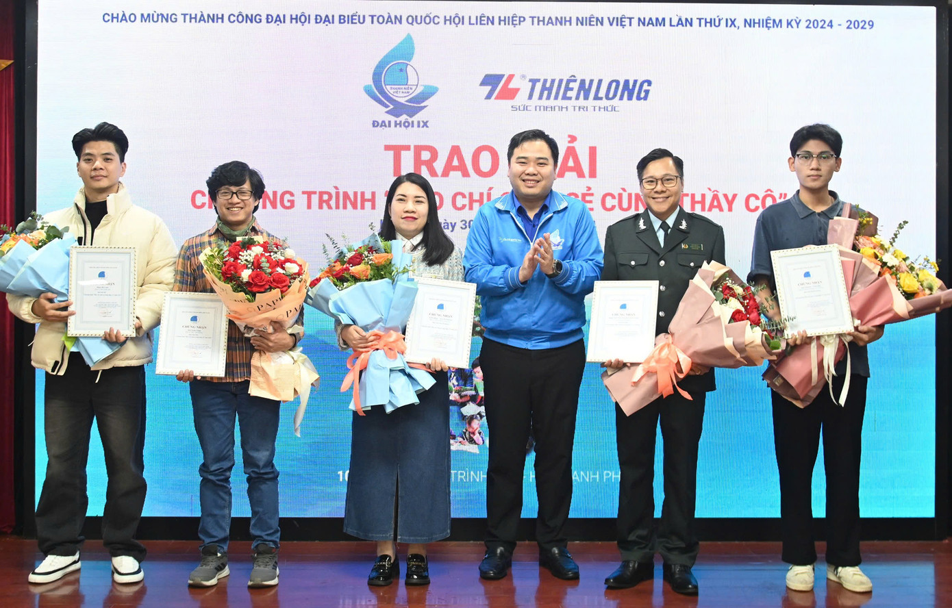 Anh Nguyễn Xuân Hiếu trao tặng giải thưởng cho các tác giả đoạt giải. Ảnh: BTC Anh Nguyễn Xuân Hiếu trao tặng giải thưởng cho các tác giả đoạt giải. Ảnh: BTC