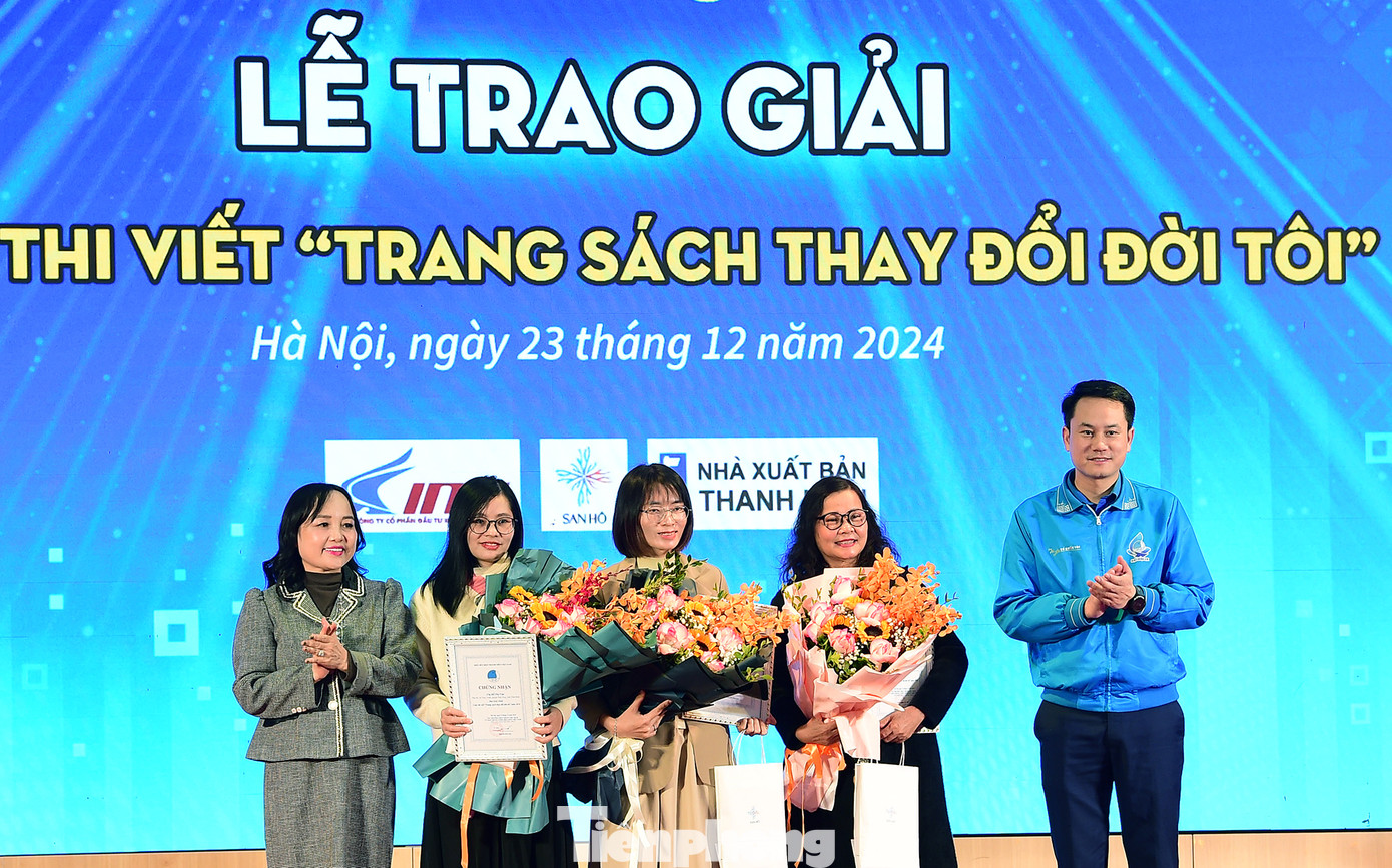 Ban Tổ chức trao giải cuộc thi viết "Trang sách thay đổi đời tôi". Ảnh: Xuân Tùng