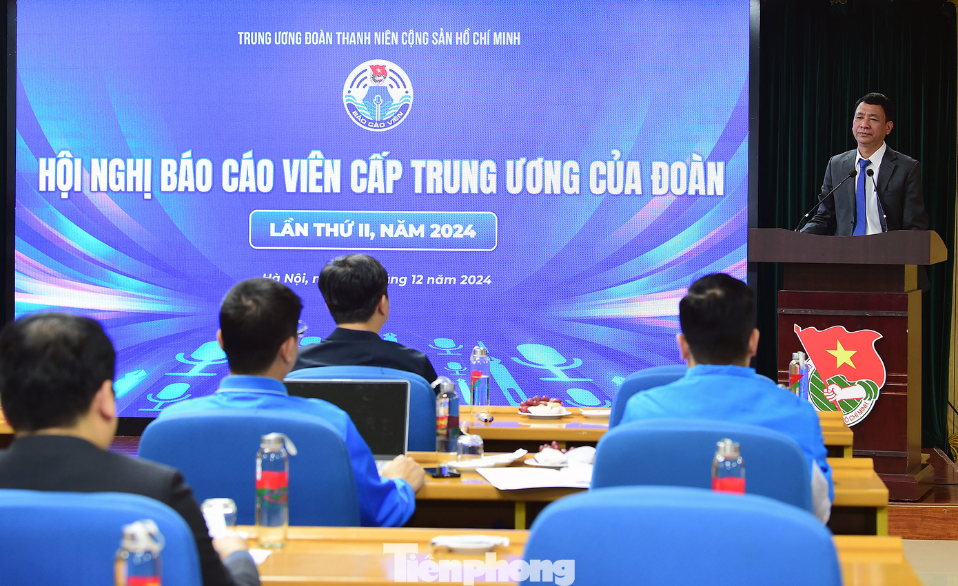 PGS.TS Lâm Quốc Tuấn trao đổi tại hội nghị. Ảnh: Xuân Tùng