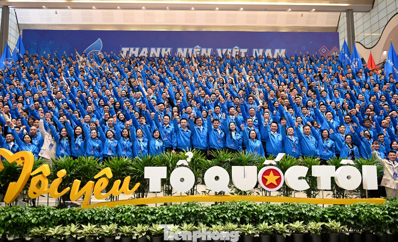 Lãnh đạo T.Ư Đoàn, đại biểu chính thức của Đại hội chụp ảnh lan tỏa tinh thần "Tôi yêu Tổ quốc tôi". Lãnh đạo T.Ư Đoàn, đại biểu chính thức của Đại hội chụp ảnh lan tỏa tinh thần "Tôi yêu Tổ quốc tôi".