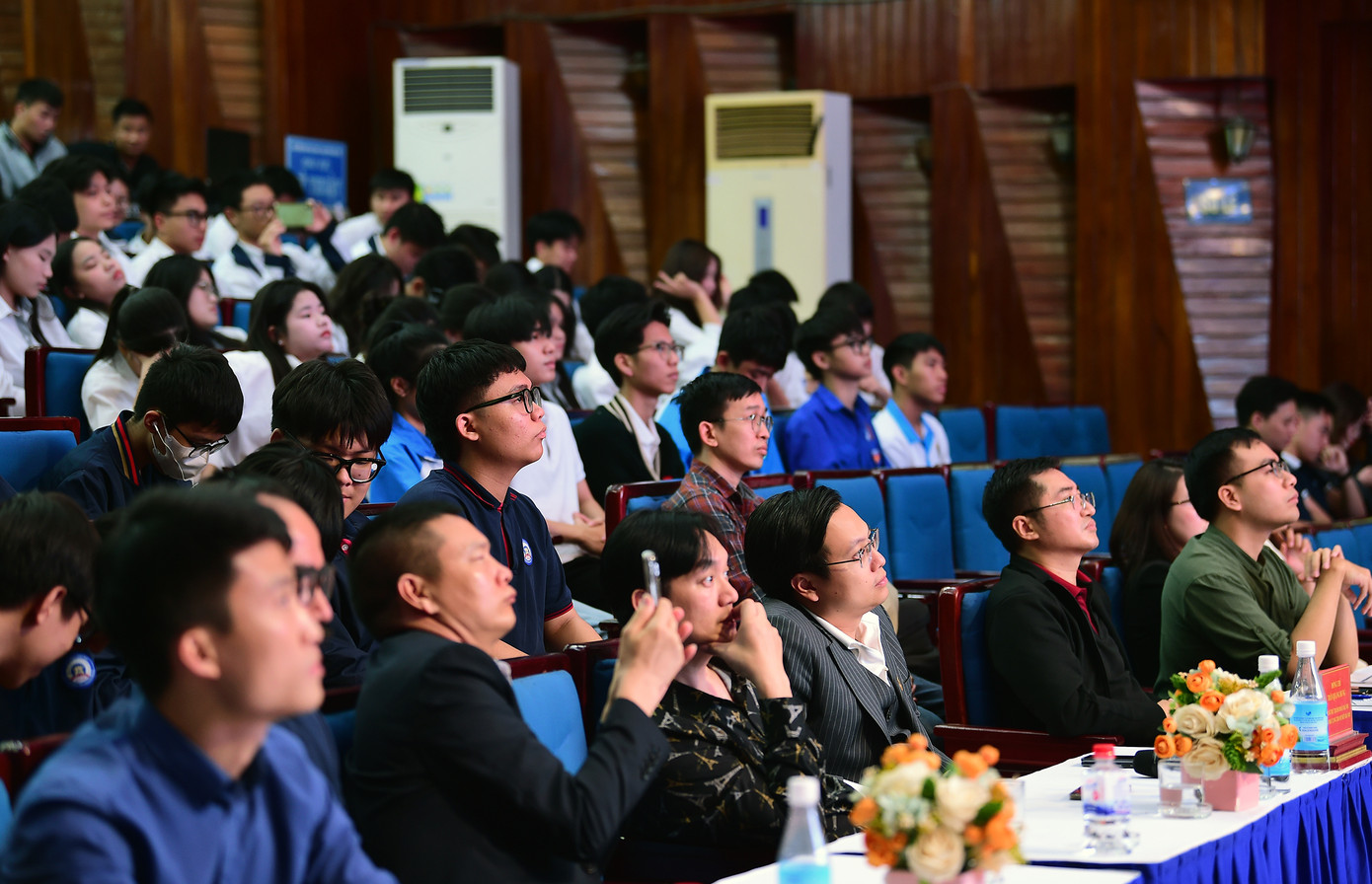 Đại biểu và các bạn trẻ theo dõi chung kết cuộc thi. Ảnh: Xuân Tùng Đại biểu và các bạn trẻ theo dõi chung kết cuộc thi. Ảnh: Xuân Tùng