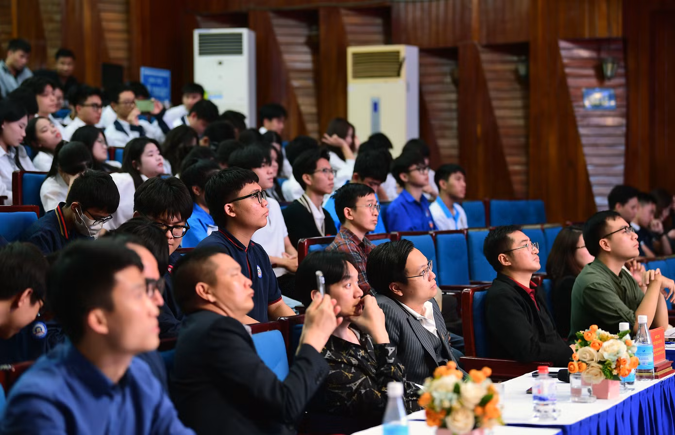 Đại biểu và các bạn trẻ theo dõi chung kết cuộc thi. Ảnh: Xuân Tùng