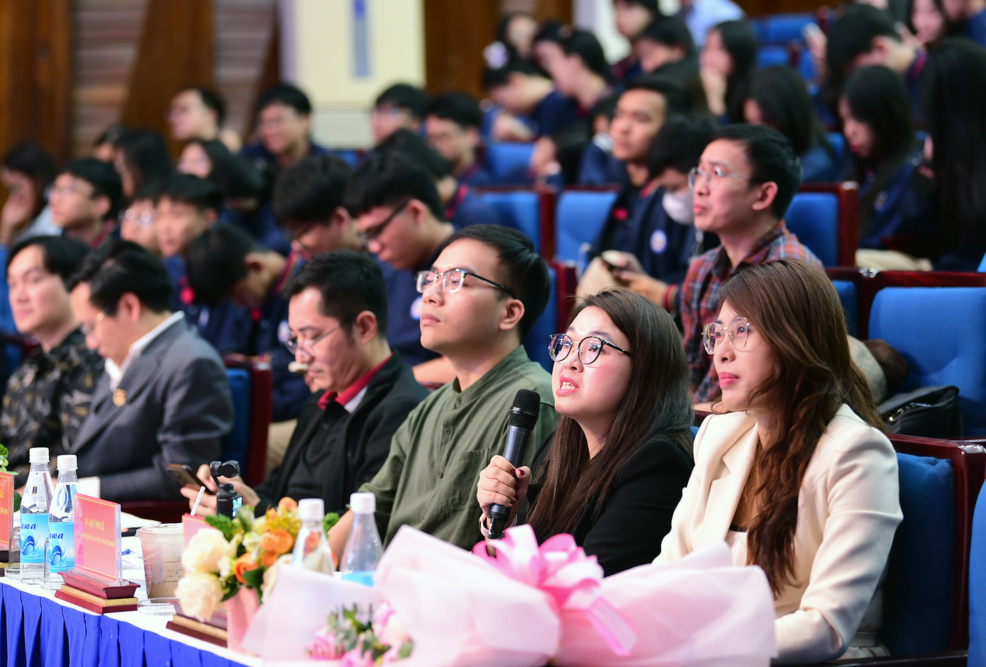 Thành viên Ban Giám khảo đặt câu hỏi tới đại diện các dự án trong vòng chung kết. Ảnh: Xuân Tùng Thành viên Ban Giám khảo đặt câu hỏi tới đại diện các dự án trong vòng chung kết. Ảnh: Xuân Tùng