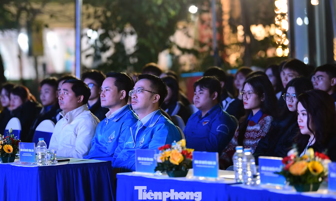 Đại biểu và đoàn viên, hội viên, thanh niên tham gia chương trình "Vươn xa thanh niên". Ảnh: Xuân Tùng Đại biểu và đoàn viên, hội viên, thanh niên tham gia chương trình "Vươn xa thanh niên". Ảnh: Xuân Tùng