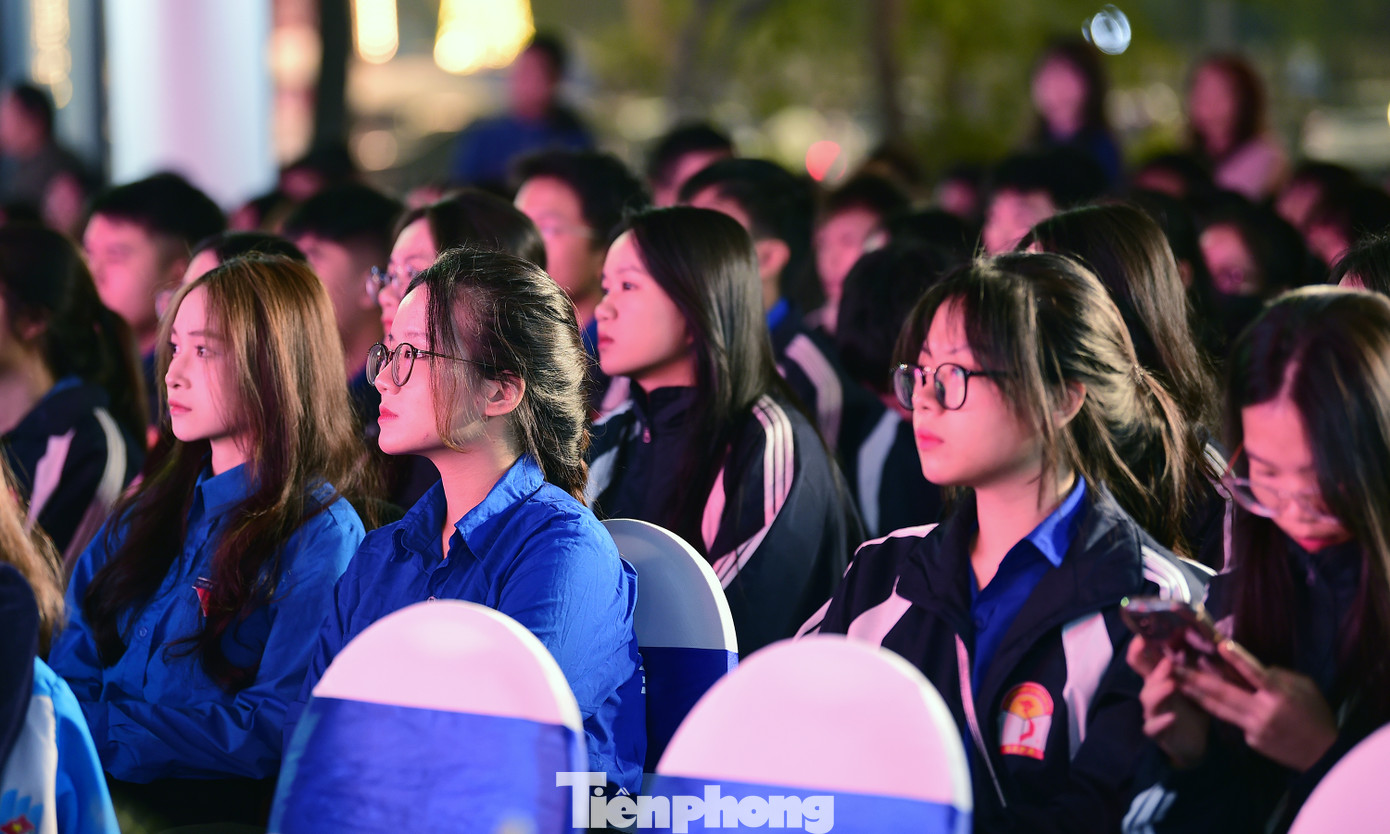 Đại biểu và đoàn viên, hội viên, thanh niên tham gia chương trình "Vươn xa thanh niên". Ảnh: Xuân Tùng