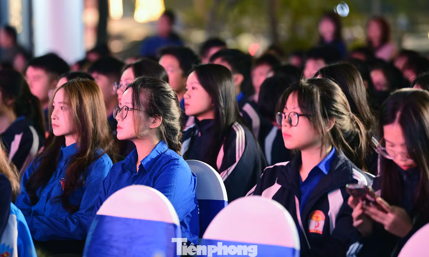 Đại biểu và đoàn viên, hội viên, thanh niên tham gia chương trình "Vươn xa thanh niên". Ảnh: Xuân Tùng Đại biểu và đoàn viên, hội viên, thanh niên tham gia chương trình "Vươn xa thanh niên". Ảnh: Xuân Tùng
