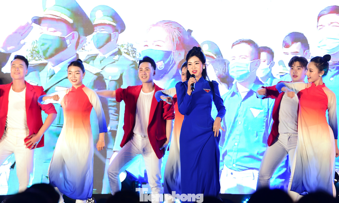 Ca sĩ Hà MyO biểu diễn ca khúc "Thanh niên Việt Nam theo lời đất nước" và "Việt Nam ơi". Ảnh: Xuân Tùng