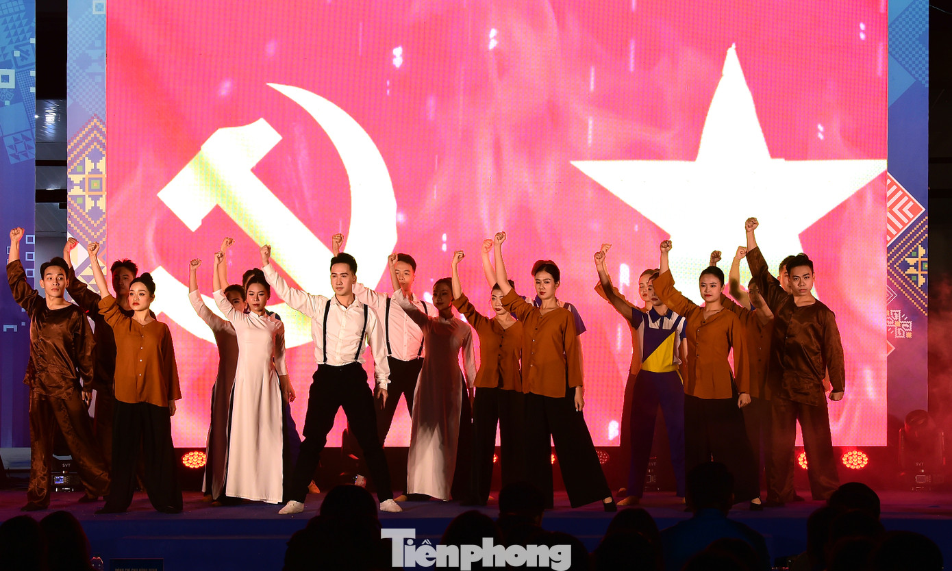 Hoạt cảnh “Dậy mà đi”