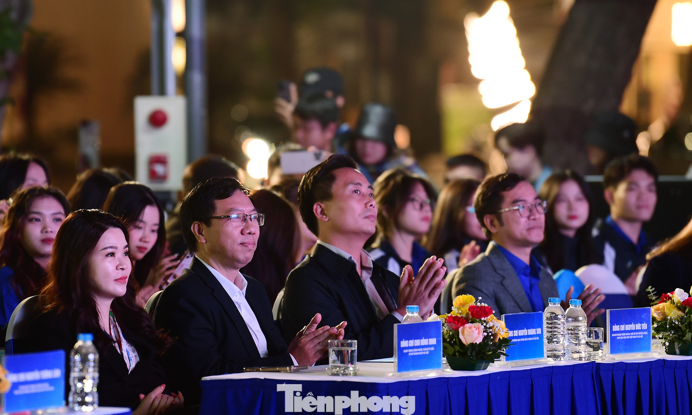 Đại biểu và đoàn viên, hội viên, thanh niên tham gia chương trình "Vươn xa thanh niên". Ảnh: Xuân Tùng