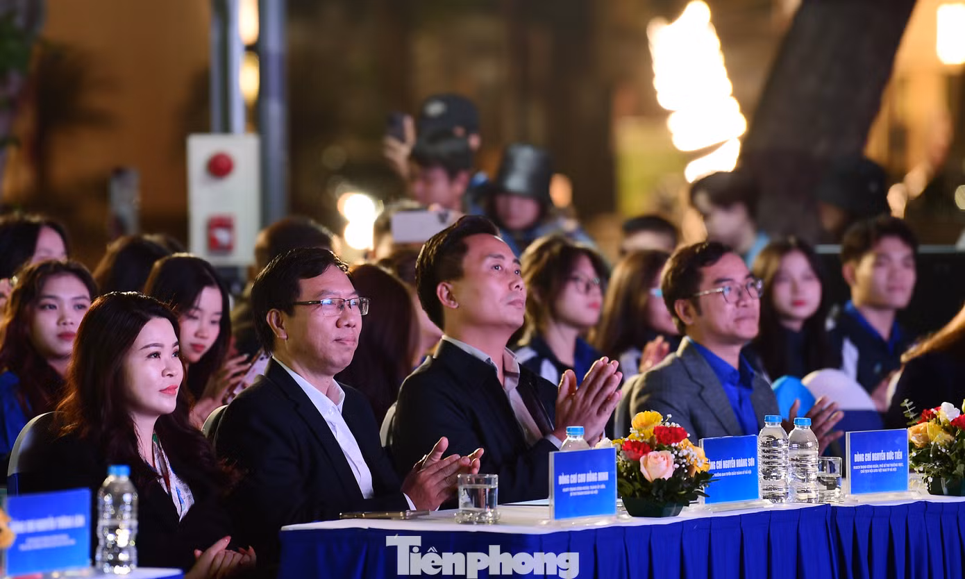 Đại biểu và đoàn viên, hội viên, thanh niên tham gia chương trình "Vươn xa thanh niên". Ảnh: Xuân Tùng Đại biểu và đoàn viên, hội viên, thanh niên tham gia chương trình "Vươn xa thanh niên". Ảnh: Xuân Tùng