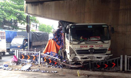 BẢN TIN ATGT: Công nhân sơn đường tử nạn dưới bánh xe tải ảnh 4