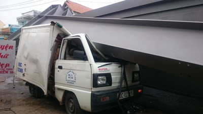 BẢN TIN ATGT: Công nhân sơn đường tử nạn dưới bánh xe tải ảnh 7