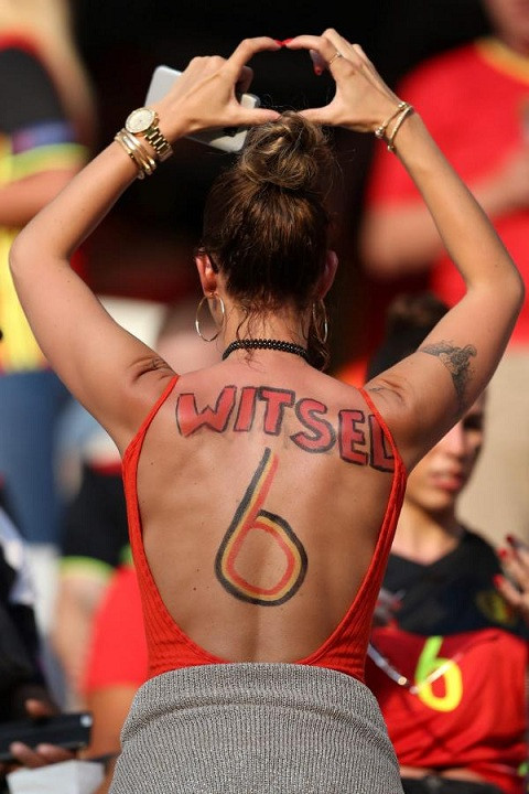 Bạn gái tuyển thủ Bỉ gây sốt với màn cổ vũ chịu chơi ảnh 1