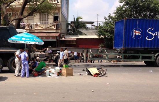 BẢN TIN ATGT: Công nhân sơn đường tử nạn dưới bánh xe tải ảnh 2