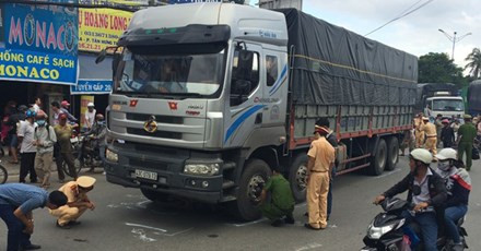 BẢN TIN ATGT: Công nhân sơn đường tử nạn dưới bánh xe tải ảnh 6