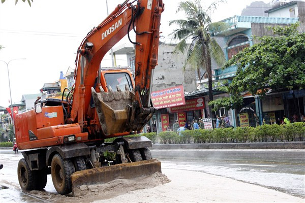 Bí thư Trung ương Đoàn thăm, tặng quà các gia đình gặp nạn mưa lũ ở Quảng Ninh ảnh 3