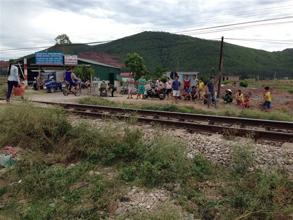 Đón mẹ đi khám bệnh, người đàn ông bị tàu hỏa kéo lê 20m ảnh 1