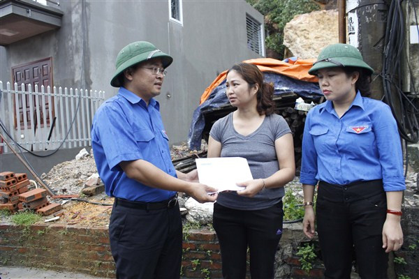 Bí thư Trung ương Đoàn thăm, tặng quà các gia đình gặp nạn mưa lũ ở Quảng Ninh ảnh 7
