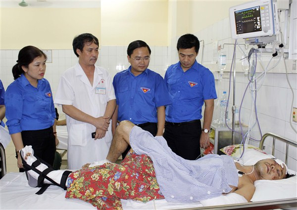 Bí thư Trung ương Đoàn thăm, tặng quà các gia đình gặp nạn mưa lũ ở Quảng Ninh ảnh 4