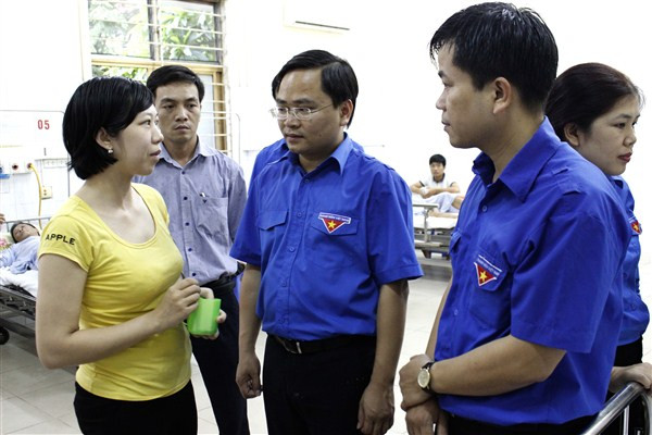 Bí thư Trung ương Đoàn thăm, tặng quà các gia đình gặp nạn mưa lũ ở Quảng Ninh ảnh 5