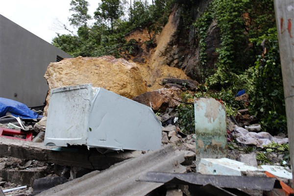 Bí thư Trung ương Đoàn thăm, tặng quà các gia đình gặp nạn mưa lũ ở Quảng Ninh ảnh 6