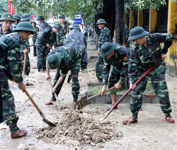 Bí thư Trung ương Đoàn thăm, tặng quà các gia đình gặp nạn mưa lũ ở Quảng Ninh ảnh 2