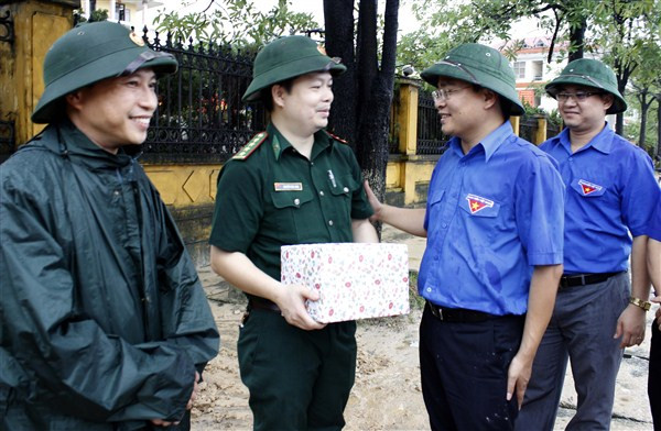 Bí thư Trung ương Đoàn thăm, tặng quà các gia đình gặp nạn mưa lũ ở Quảng Ninh ảnh 1