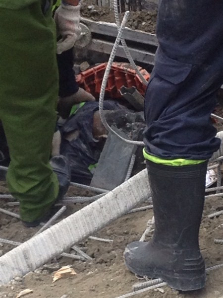 Bên trong hiện trường đổ nát vụ sập giàn giáo nhà cao tầng ảnh 8