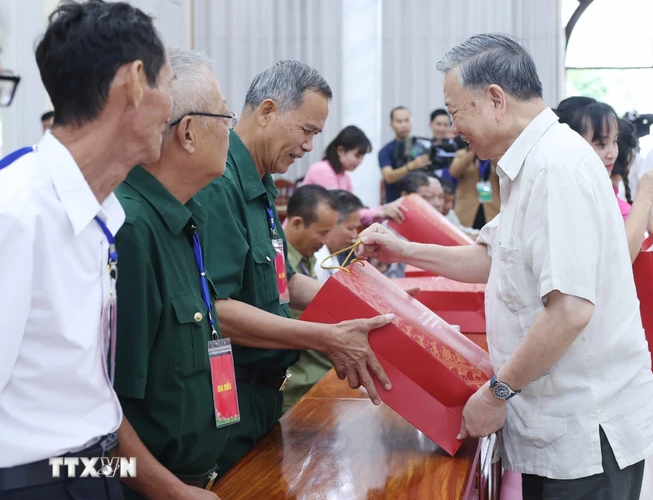 Cũng trong chiều 11/12, tại thị trấn Tràm Chim, Tổng Bí thư Tô Lâm thăm hỏi, tặng quà cho Mẹ Việt Nam Anh hùng, gia đình chính sách và cựu chiến binh lão thành trên địa bàn tỉnh Đồng Tháp. (Ảnh: Thống Nhất/TTXVN) Cũng trong chiều 11/12, tại thị trấn Tràm Chim, Tổng Bí thư Tô Lâm thăm hỏi, tặng quà cho Mẹ Việt Nam Anh hùng, gia đình chính sách và cựu chiến binh lão thành trên địa bàn tỉnh Đồng Tháp. (Ảnh: Thống Nhất/TTXVN)