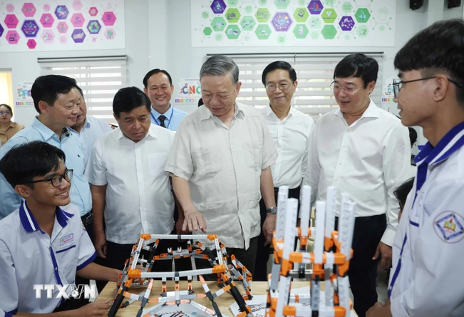 Tổng Bí thư Tô Lâm thăm phòng thực hành giáo dục STEM tại Trường THPT Tràm Chim. (Ảnh: Thống Nhất/TTXVN) Tổng Bí thư Tô Lâm thăm phòng thực hành giáo dục STEM tại Trường THPT Tràm Chim. (Ảnh: Thống Nhất/TTXVN)