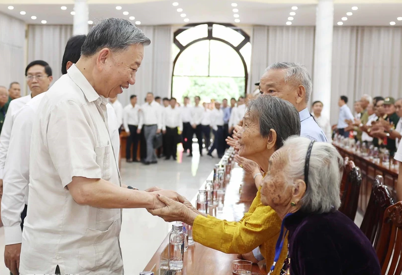 Tổng Bí thư Tô Lâm thăm hỏi các đại biểu. (Ảnh: Thống Nhất/TTXVN) Tổng Bí thư Tô Lâm thăm hỏi các đại biểu. (Ảnh: Thống Nhất/TTXVN)