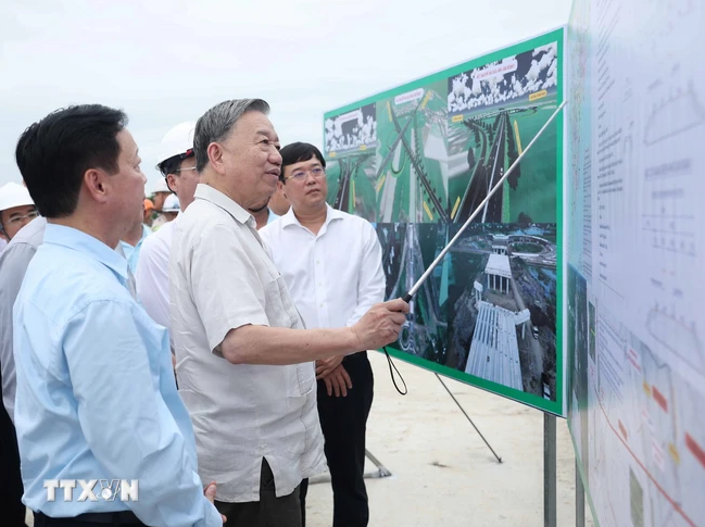 Tổng Bí thư Tô Lâm khảo sát Dự án cao tốc Cao Lãnh-An Hữu. (Ảnh: Thống Nhất/TTXVN) Tổng Bí thư Tô Lâm khảo sát Dự án cao tốc Cao Lãnh-An Hữu. (Ảnh: Thống Nhất/TTXVN)
