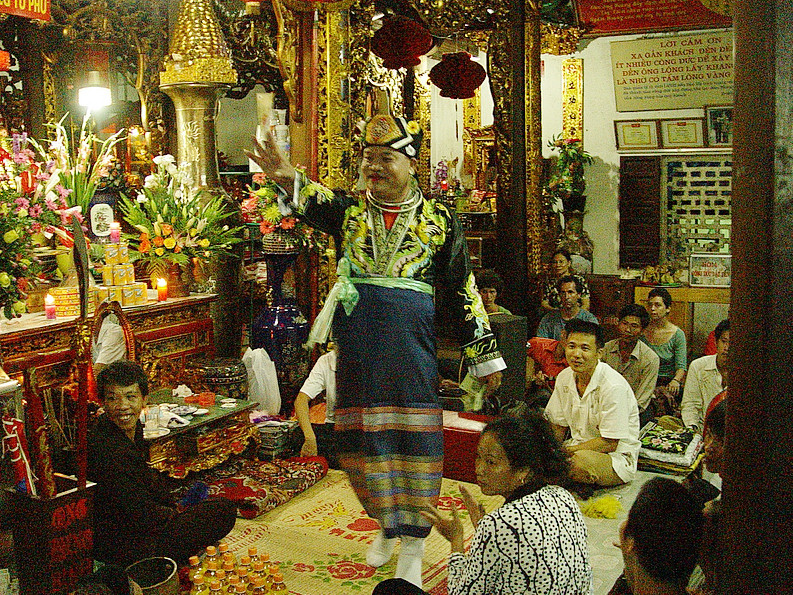 Giá đồng cô bé vùng cao, thầy đồng người Bắc Ninh - Ảnh chụp tại Bảo Hà, Lao Cai