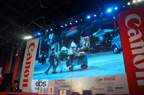 Bức ảnh đạt giải Nhất chủ đề Lòng tốt, một hình ảnh đẹp và nhân văn tại Hà Nội