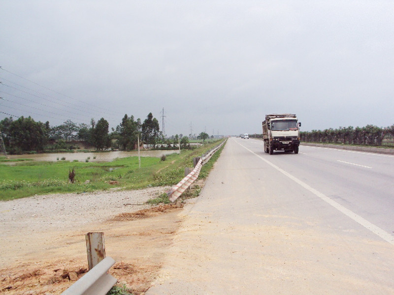 Lối rẽ vào KCN Phong Khê. Ảnh: T.N