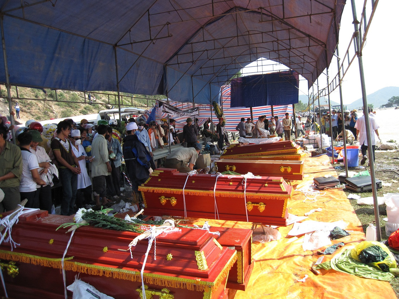Những chiếc quan tài đang chờ nạn các thi thể nạn nhân trong vụ xe khách bị lũ cuốn ở huyện Nghi Xuân.